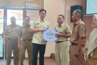 Bupati Lampung Selatan Radityo Egi Pratama salurkan gaji 13 kepada ASN di Lingkup Pemkab Lamsel. Foto. Juwantoro
