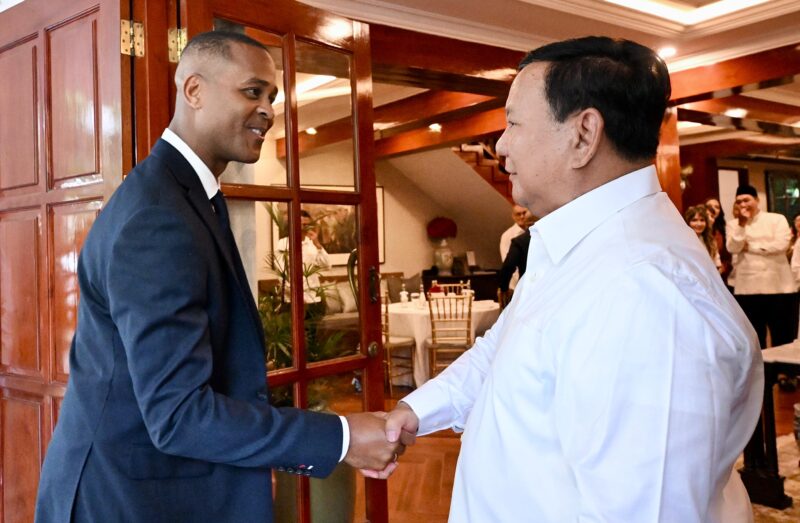 Pelatih Timnas, Patrick Kluiver saat bersama Presiden Prabowo Subianto (ist).