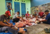 Suasana pemotongan hewan kurban di lingkungan Rt 03 Perumnas Hartono Kalianda.