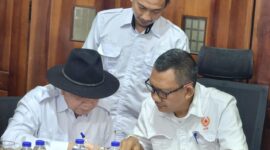Ketua Tim TPP KONI Lampung saat menerima berkas pengembalian calon Ketua KONI H.Faisol Djausal (poto lim).