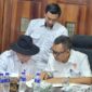 Ketua Tim TPP KONI Lampung saat menerima berkas pengembalian calon Ketua KONI H.Faisol Djausal (poto lim).