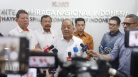 Ketua Umum KONI Pusat Letjen TNI (Purn) Marciano Norman saat di wawancara Awak Media ( poto Istimewa).
