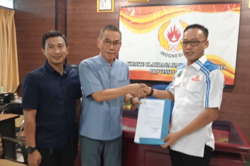Poto: Kabid Organisasi KONI Lampung Nazwar Basyuni di dampingi Ahmad Amrullah saat menerima susunan KONI Lamsel yang diserahkan Langsung Ketua KONI Lamsel terpilih Zulhaidir (dok KONI Humas Lampung).
