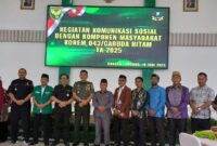 kretaris IPSI Lampung, Riagus Ria, poto bersama Danrem Lampung dan undangan pada acara Komsos yang di gelar di Korem Gatam ( dok IPSI Lampung).