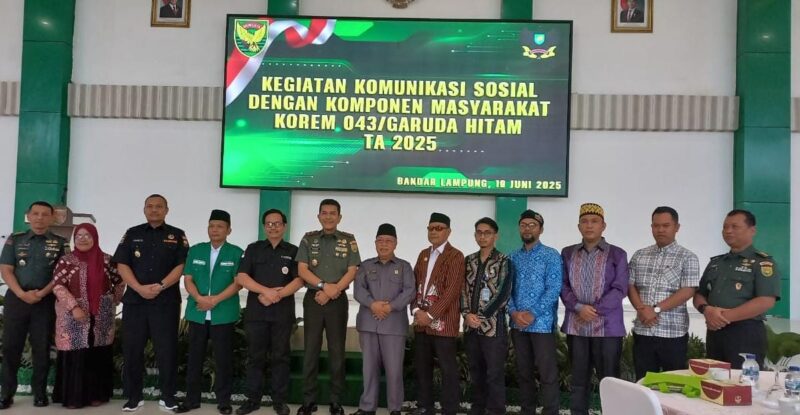 kretaris IPSI Lampung, Riagus Ria, poto bersama Danrem Lampung dan undangan pada acara Komsos yang di gelar di Korem Gatam ( dok IPSI Lampung).