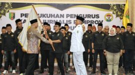 Gubernur Rahmat Mirzani Djausal menyerahkan bendara petaka kepada ketua IJP  Periode 2025–2028 Abung Mamasa di Balai Keratun Lt. III, Kamis (19/6/). (Poto Diskomifo Pemprov Lampung.)
