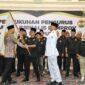 Gubernur Rahmat Mirzani Djausal menyerahkan bendara petaka kepada ketua IJP  Periode 2025–2028 Abung Mamasa di Balai Keratun Lt. III, Kamis (19/6/). (Poto Diskomifo Pemprov Lampung.)