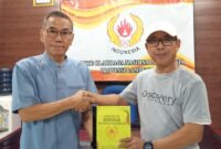 Kabid Organisasi KONI Lampung Nazwar Basyuni saat meneriama susunan pengurus KONI Tunaba yang diserahkan ketuanya Kodari ( dok KONI Lampung).  