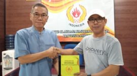 Kabid Organisasi KONI Lampung Nazwar Basyuni saat meneriama susunan pengurus KONI Tunaba yang diserahkan ketuanya Kodari ( dok KONI Lampung).  