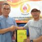 Kabid Organisasi KONI Lampung Nazwar Basyuni saat meneriama susunan pengurus KONI Tunaba yang diserahkan ketuanya Kodari ( dok KONI Lampung).  