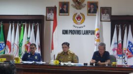 Plt Ketum KONI Lampung Budi Darmawan di dampingi Wakil Ketua 1 Amalsyah Tarmizi dan bendum KONI Lampung Ir Lilyana ( Poto Lim). 