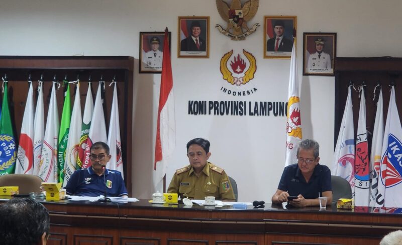 Plt Ketum KONI Lampung Budi Darmawan di dampingi Wakil Ketua 1 Amalsyah Tarmizi dan bendum KONI Lampung Ir Lilyana ( Poto Lim). 