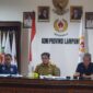 Plt Ketum KONI Lampung Budi Darmawan di dampingi Wakil Ketua 1 Amalsyah Tarmizi dan bendum KONI Lampung Ir Lilyana ( Poto Lim). 