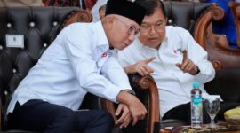 Gubernur Lampung, Rahmat Mirzani Djausal tampak berbincang Akrab dengan Ketua Umum PMI Pusat, H. M. Jusuf Kalla ( dok Diskominfo Provinsi Lampung).