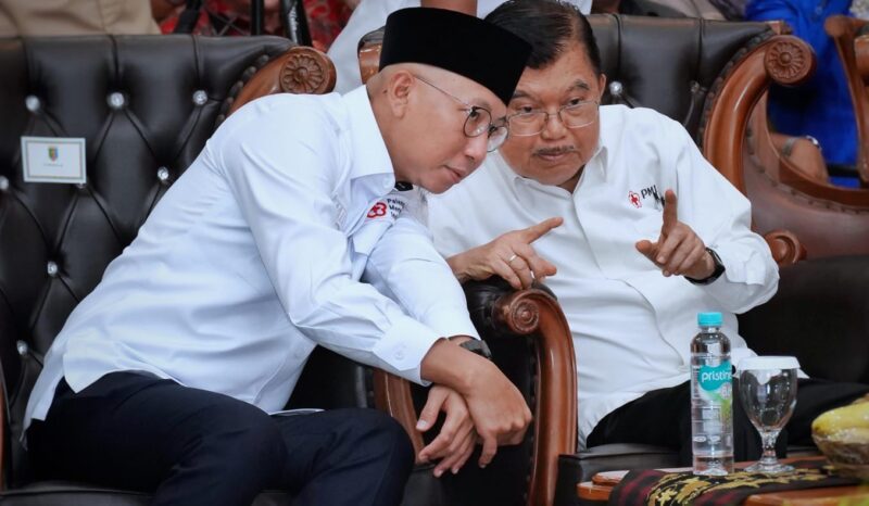 Gubernur Lampung, Rahmat Mirzani Djausal tampak berbincang Akrab dengan Ketua Umum PMI Pusat, H. M. Jusuf Kalla ( dok Diskominfo Provinsi Lampung).