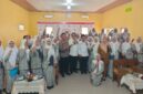 Anggota DPR -MPR RI Zulkifli Anwar tengah foto bersama pengurus dan anggota IBI Lamsel. (Foto.Juwantoro)