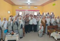 Anggota DPR -MPR RI Zulkifli Anwar tengah foto bersama pengurus dan anggota IBI Lamsel. (Foto.Juwantoro)