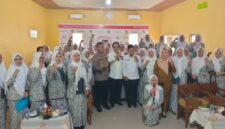 Anggota DPR -MPR RI Zulkifli Anwar tengah foto bersama pengurus dan anggota IBI Lamsel. (Foto.Juwantoro)