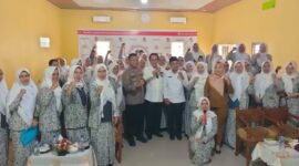 Anggota DPR -MPR RI Zulkifli Anwar tengah foto bersama pengurus dan anggota IBI Lamsel. (Foto.Juwantoro)