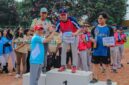 Sekretaris Daerah Provinsi Lampung, Marindo Kurniawan menyerahksn piala kepada Klub Softball asal Lampung, Two Pillar yang berhasil jadi juara pertama (ist).