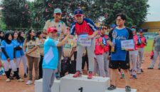 Sekretaris Daerah Provinsi Lampung, Marindo Kurniawan menyerahksn piala kepada Klub Softball asal Lampung, Two Pillar yang berhasil jadi juara pertama (ist).