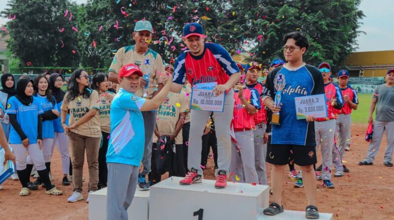Sekretaris Daerah Provinsi Lampung, Marindo Kurniawan menyerahksn piala kepada Klub Softball asal Lampung, Two Pillar yang berhasil jadi juara pertama (ist).