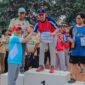 Sekretaris Daerah Provinsi Lampung, Marindo Kurniawan menyerahksn piala kepada Klub Softball asal Lampung, Two Pillar yang berhasil jadi juara pertama (ist).