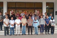 Taufik Hidayat dan jajaran  poto bersama tim judo junior Lampung yang akan berlaga dalam Kejuaraan Nasional (Kejurnas) antar pelajar tingkat SMA dan SMP.