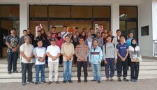 Taufik Hidayat dan jajaran  poto bersama tim judo junior Lampung yang akan berlaga dalam Kejuaraan Nasional (Kejurnas) antar pelajar tingkat SMA dan SMP.