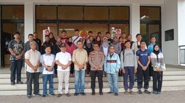 Taufik Hidayat dan jajaran  poto bersama tim judo junior Lampung yang akan berlaga dalam Kejuaraan Nasional (Kejurnas) antar pelajar tingkat SMA dan SMP.