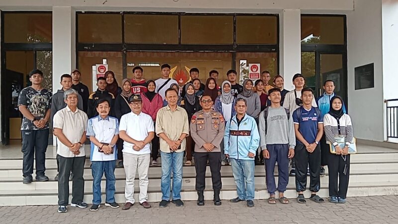 Taufik Hidayat dan jajaran  poto bersama tim judo junior Lampung yang akan berlaga dalam Kejuaraan Nasional (Kejurnas) antar pelajar tingkat SMA dan SMP.