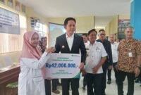 Bupati Lampung Selatan Radityo Egi Pratama serahkan bantuan secara simbolism (Foto.Juwantoro)