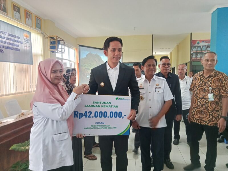 Bupati Lampung Selatan Radityo Egi Pratama serahkan bantuan secara simbolism (Foto.Juwantoro)