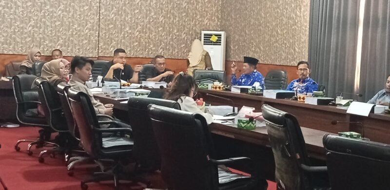 Badan Anggaran DPRD Lampung Selatan bersama Tim Anggaran Perangkat Daerah (TAPD) Lamsel bahas KUPA - PPAS tahun 2025. (Foto.Juwamtoro)