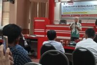 Nanang Priyatna dari Paluma Nusantara tengah memberikan sosialiaasi lokakarya, Rabu, 18 Juni 2025, di Aula Krakatau Kantor Bupati Lamsel. (Foto.Juwantoro)