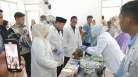 Wakil Bupati Lampung Selatan M.Syaiful Anwar, melihat pelaksanaan vaksinasi terhadap hewan kesayangan, Jumat, 20 Juni 2025. Foto.Juwantoro