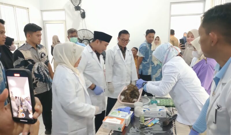 Wakil Bupati Lampung Selatan M.Syaiful Anwar, melihat pelaksanaan vaksinasi terhadap hewan kesayangan, Jumat, 20 Juni 2025. Foto.Juwantoro