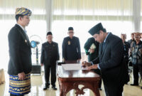 Bupati Lamsel Radityo Egi Pratama menyaksikan penandatanganan Suprianto yang di tunjuk sebagai Sekdakab Lamsel ( dok Diskominfo pemkab lamsel).
