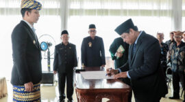 Bupati Lamsel Radityo Egi Pratama menyaksikan penandatanganan Suprianto yang di tunjuk sebagai Sekdakab Lamsel ( dok Diskominfo pemkab lamsel).
