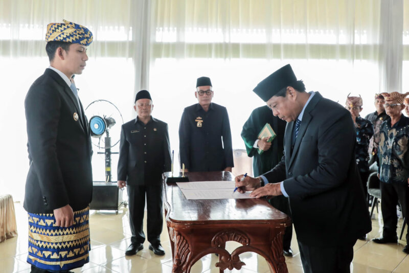 Bupati Lamsel Radityo Egi Pratama menyaksikan penandatanganan Suprianto yang di tunjuk sebagai Sekdakab Lamsel ( dok Diskominfo pemkab lamsel).