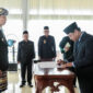 Bupati Lamsel Radityo Egi Pratama menyaksikan penandatanganan Suprianto yang di tunjuk sebagai Sekdakab Lamsel ( dok Diskominfo pemkab lamsel).