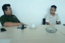 Manager PT Indonesia Ferry Properti (PT IFPRO) Welly Hardianto tengah berbincang dengan Supervisi PT.SPI Asep Sujana, terkait parkir kendaraan di Mall Eksekutif Pelabuhan Bakauheni. (Foto. Zulian)