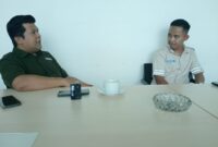 Manager PT Indonesia Ferry Properti (PT IFPRO) Welly Hardianto tengah berbincang dengan Supervisi PT.SPI Asep Sujana, terkait parkir kendaraan di Mall Eksekutif Pelabuhan Bakauheni. (Foto. Zulian)