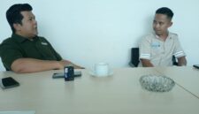 Manager PT Indonesia Ferry Properti (PT IFPRO) Welly Hardianto tengah berbincang dengan Supervisi PT.SPI Asep Sujana, terkait parkir kendaraan di Mall Eksekutif Pelabuhan Bakauheni. (Foto. Zulian)