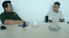 Manager PT Indonesia Ferry Properti (PT IFPRO) Welly Hardianto tengah berbincang dengan Supervisi PT.SPI Asep Sujana, terkait parkir kendaraan di Mall Eksekutif Pelabuhan Bakauheni. (Foto. Zulian)