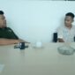 Manager PT Indonesia Ferry Properti (PT IFPRO) Welly Hardianto tengah berbincang dengan Supervisi PT.SPI Asep Sujana, terkait parkir kendaraan di Mall Eksekutif Pelabuhan Bakauheni. (Foto. Zulian)