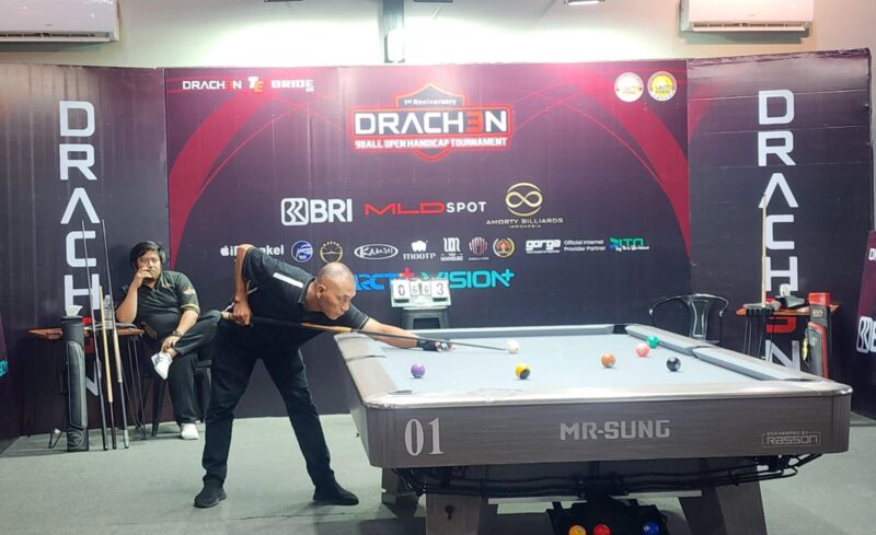 Salah satu peserta Turnamen 9 Ball Open Handicap yang di gelar rumah billyard Drachen (poto Liem).