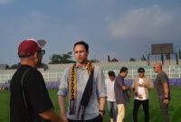 Pelatih Kepala Bhayangkara Presisi Lampung FC, Paul Munster saat meninjau Lapangan Sumpah Pemuda Bandara Lampung ( ist )