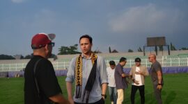 Pelatih Kepala Bhayangkara Presisi Lampung FC, Paul Munster saat meninjau Lapangan Sumpah Pemuda Bandara Lampung ( ist )