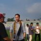 Pelatih Kepala Bhayangkara Presisi Lampung FC, Paul Munster saat meninjau Lapangan Sumpah Pemuda Bandara Lampung ( ist )